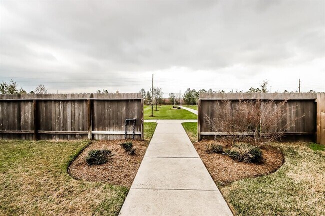 Building Photo - 1111 Richcrest Dr