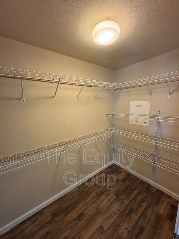 Building Photo - 3316 W Wren Ave