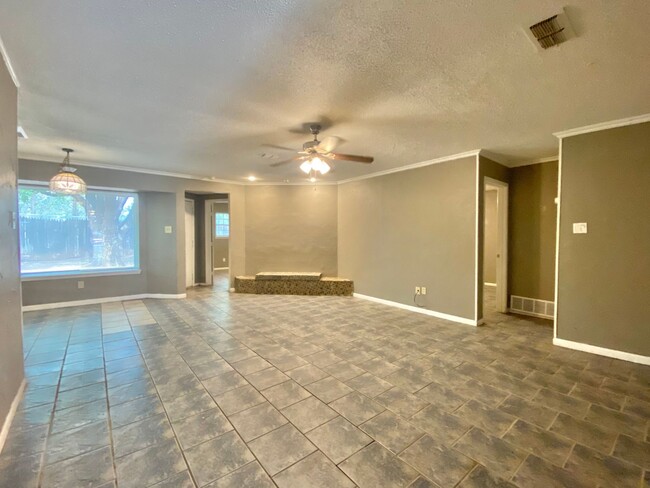 Building Photo - Move in special 2nd months rent $350 off