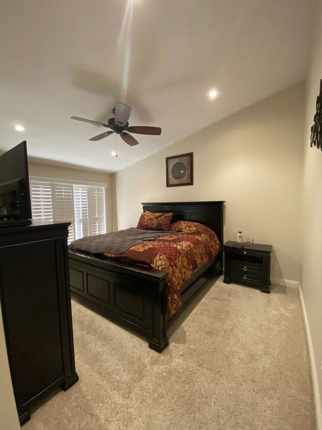 Building Photo - 3 bed, 2 1/2 bath fully remodeled unit in East Simi Valley