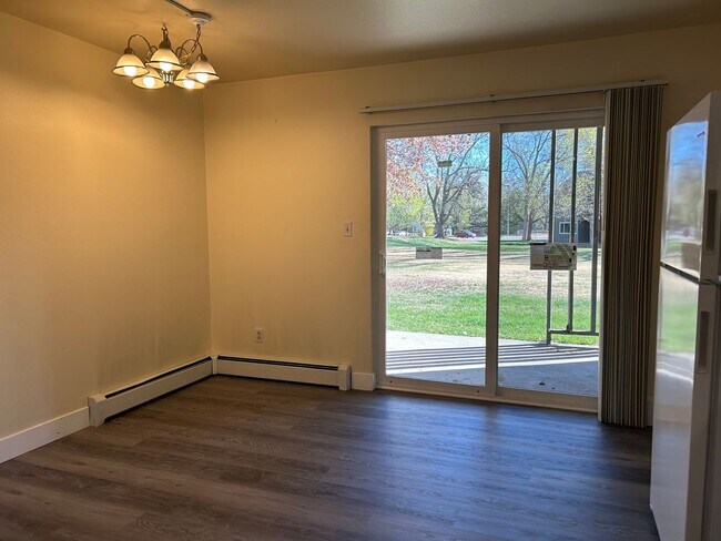 Building Photo - Updated 2 Bedroom Condo in Central Fort Collins - Available Now