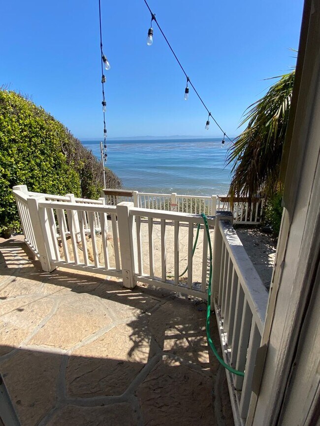 Building Photo - 6579 Del Playa Dr