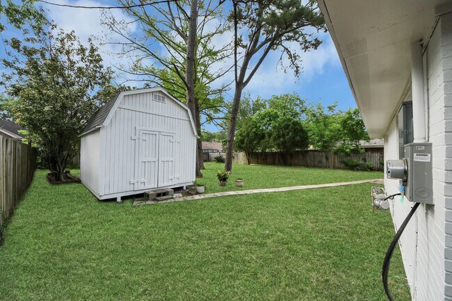 Building Photo - 2407 Crestdale Dr