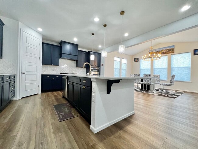 Building Photo - 5636 Bay Hl Dr