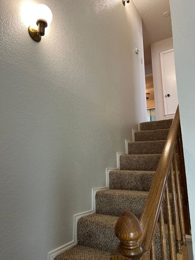 Building Photo - Beautiful 3 Bedroom, 2.5 Bathroom Townhome...