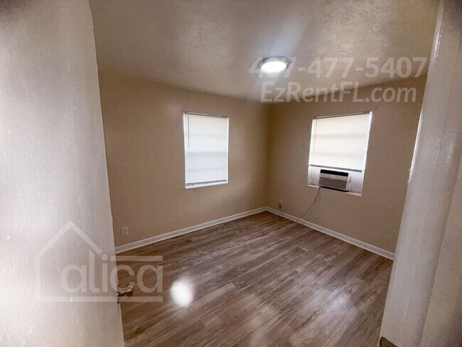 Building Photo - 820 N Sapodilla Ave