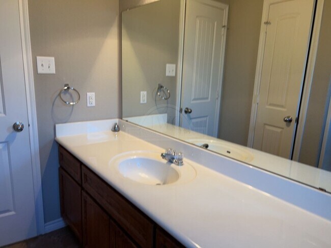 Building Photo - 2604 Tarrant County Dr