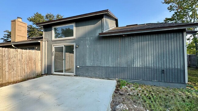 Building Photo - Charming and Conveniently Located Townhome...