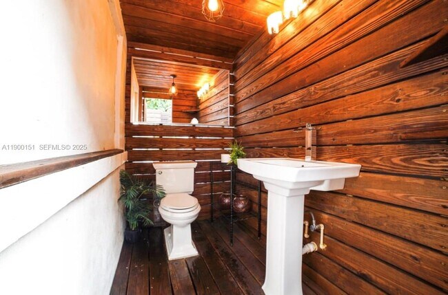 Building Photo - 524 NW 35th St