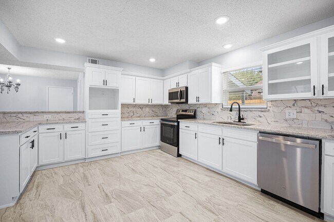 Building Photo - 2926 Meadowcreek Dr