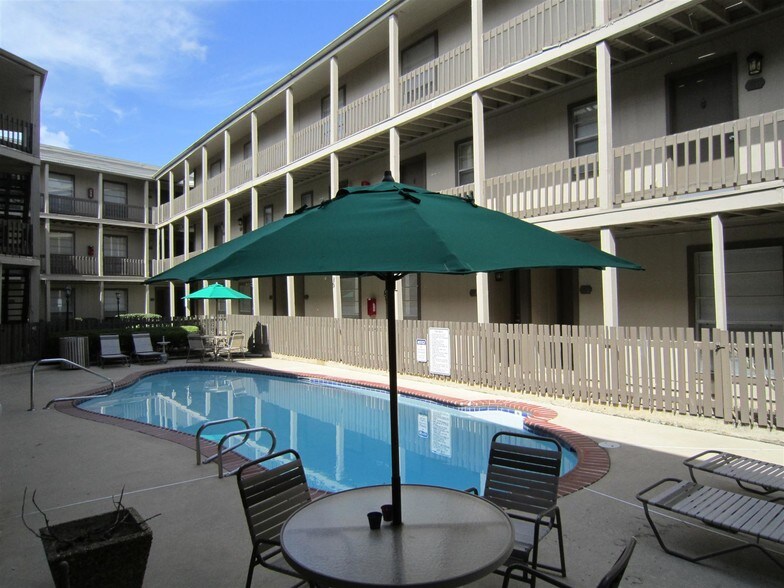 Covington Square Apartments 4828 Zenith St Metairie LA 70001