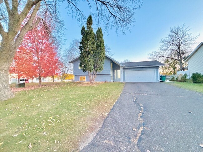 Building Photo - Hidden Gem!  4bed 2bath Single Family Home in Maple Grove, Featuring a Fenced in Back Yard
