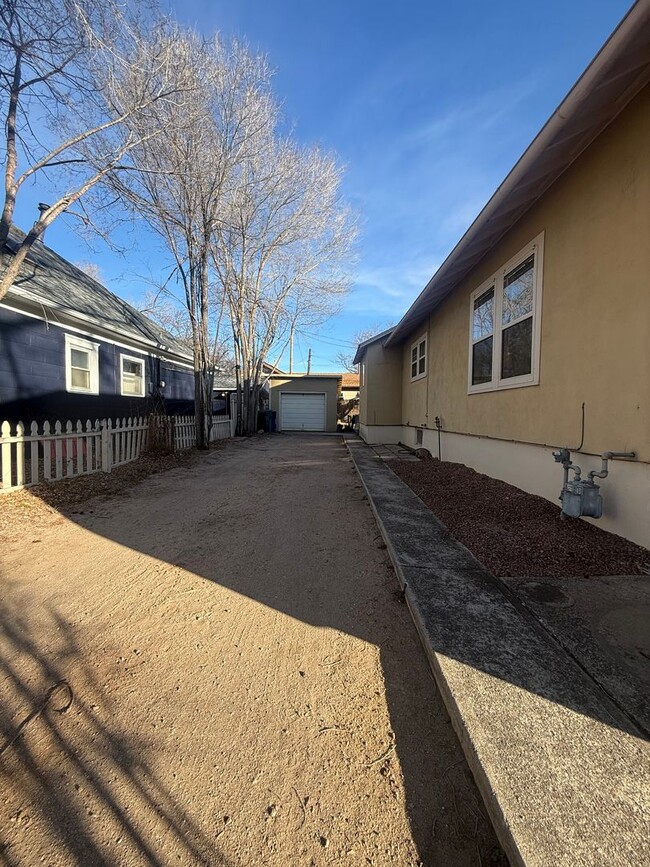 Building Photo - 408 E Del Norte St