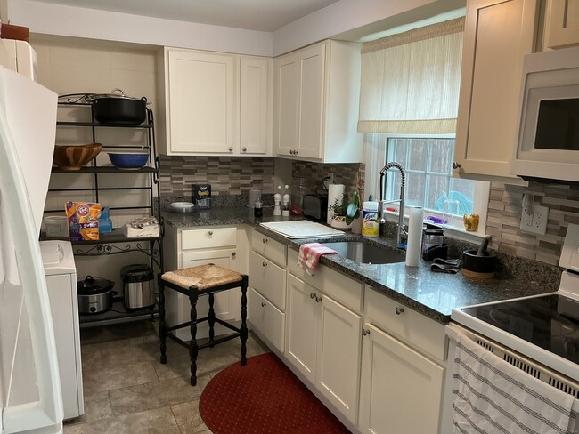 Building Photo - 38 Garden Ln