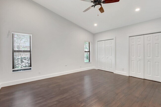Building Photo - 355 Woodlake Ln