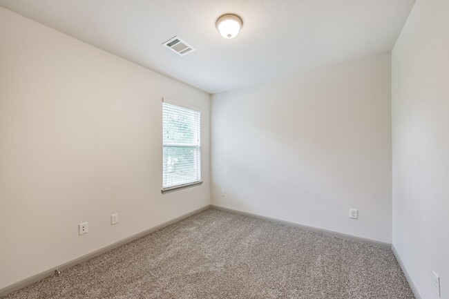 Building Photo - 914 Shady Ln