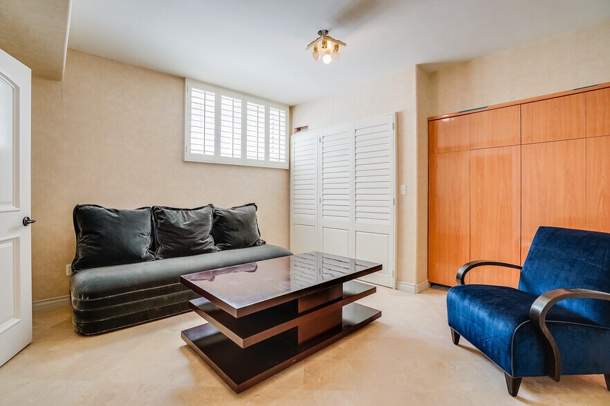 Bonus Room - 4520 Fulton Ave