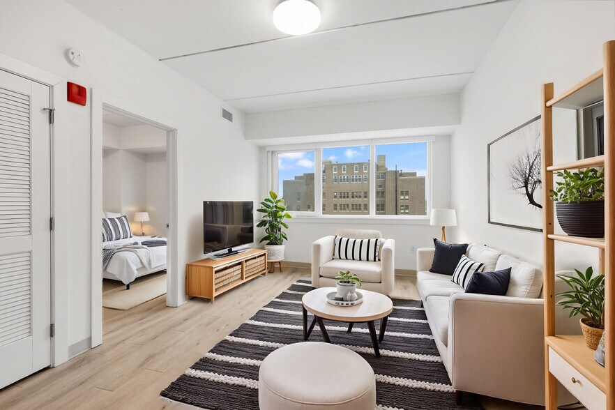 Building Photo - Mily on Green