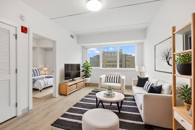 Building Photo - Mily on Green