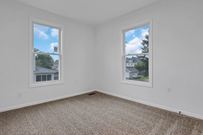 Building Photo - 282 S Cypress Ave