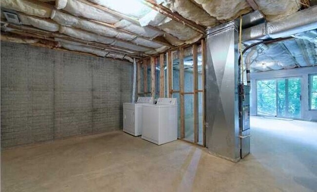 Building Photo - Spacious 3 Bedroom Townhouse Close to Down...