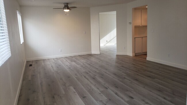Building Photo - NICE 3 BED/2.5 BATH/2 CAR GARAGE/1590 SQ. ...