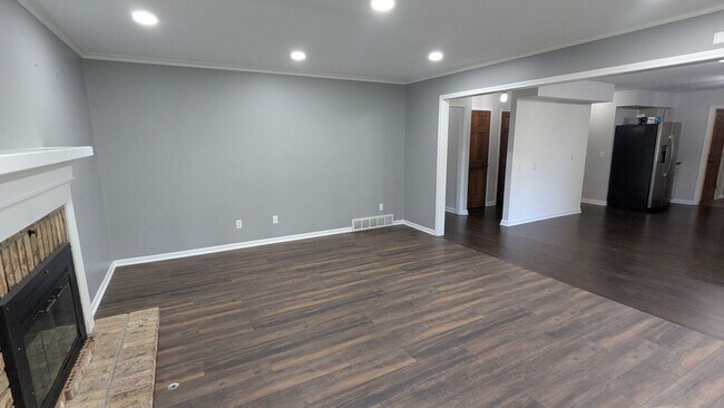 Building Photo - 2025 Longfellow St NE
