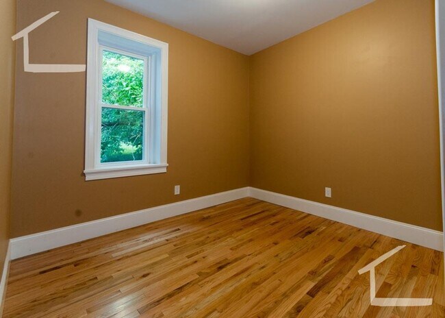 Building Photo - 5 Bed 2 Bath Right Close to Cleveland Circle