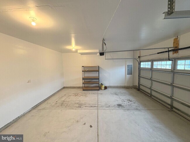 Building Photo - 27003 Greenleaf Dr