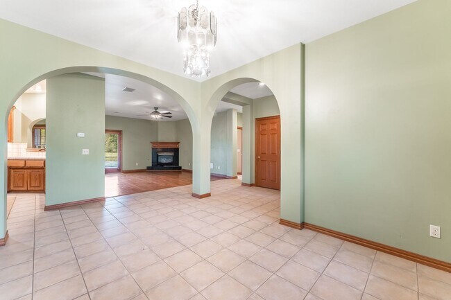 Building Photo - Beautiful spacious 3 bedroom home with a p...