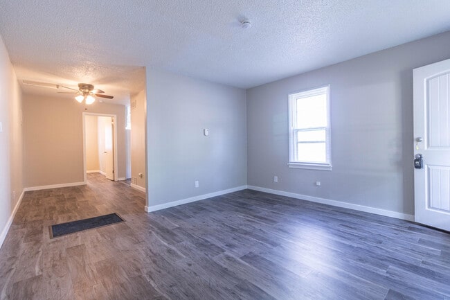 Building Photo - 2807 Flora Dr