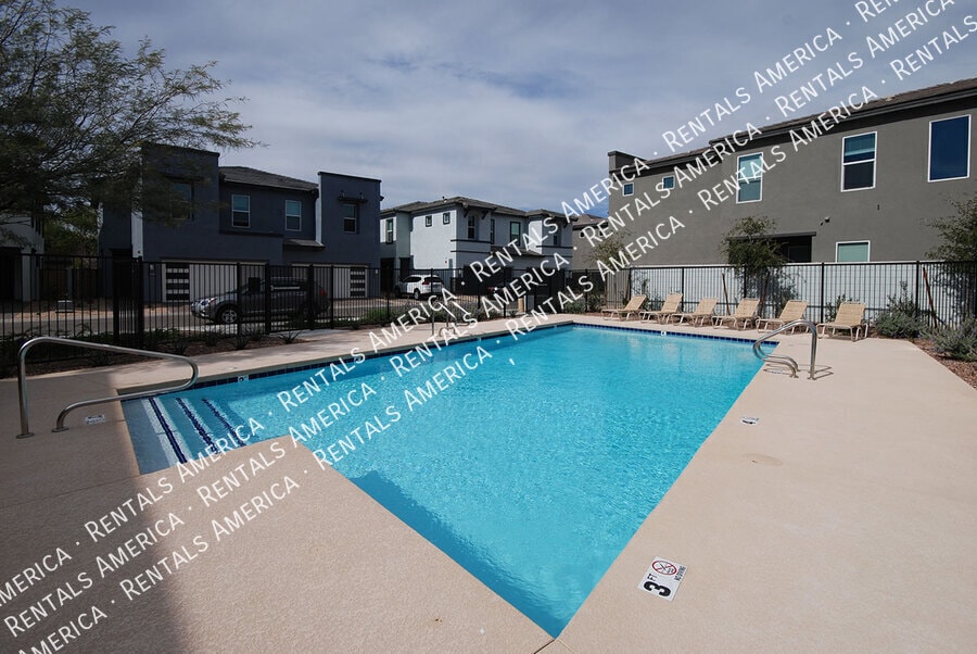 Building Photo - 3725 E Catalina Dr