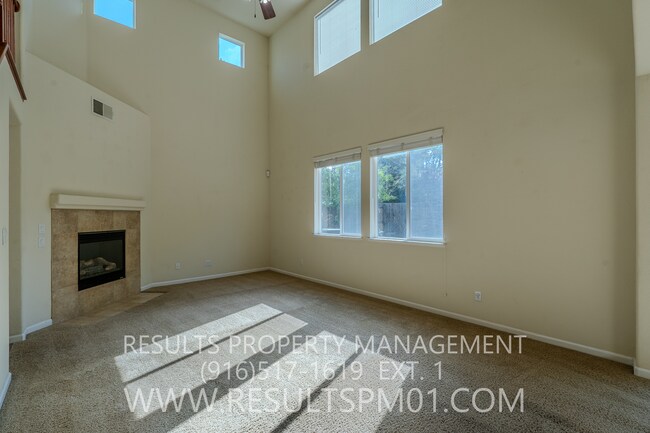Building Photo - Spacious Lincoln 4 Bedroom 2.5 Bath w Club...