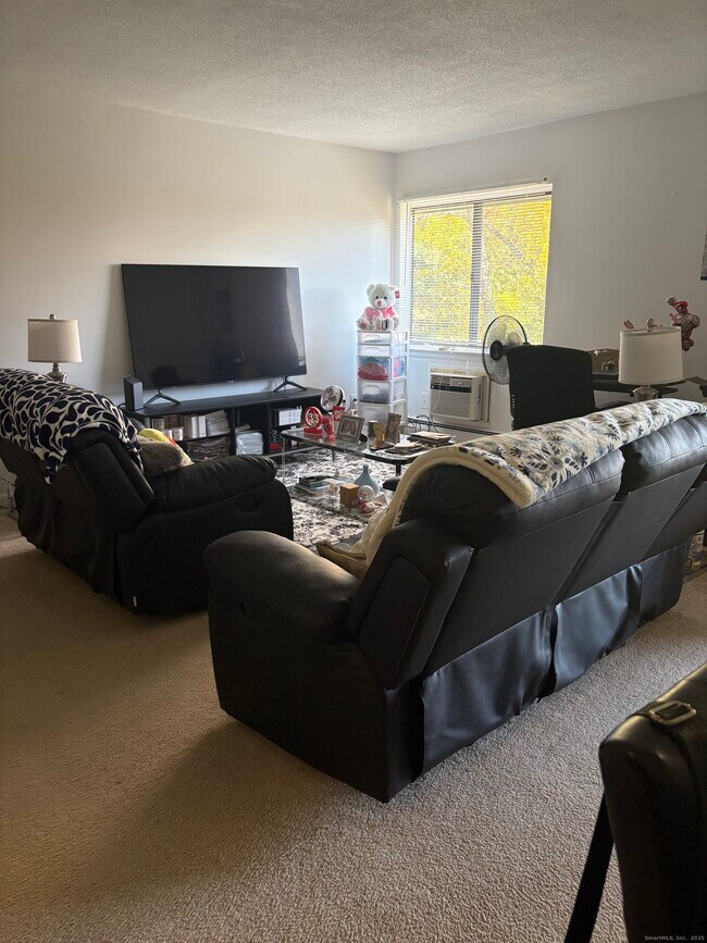 Building Photo - 962 High Path Rd