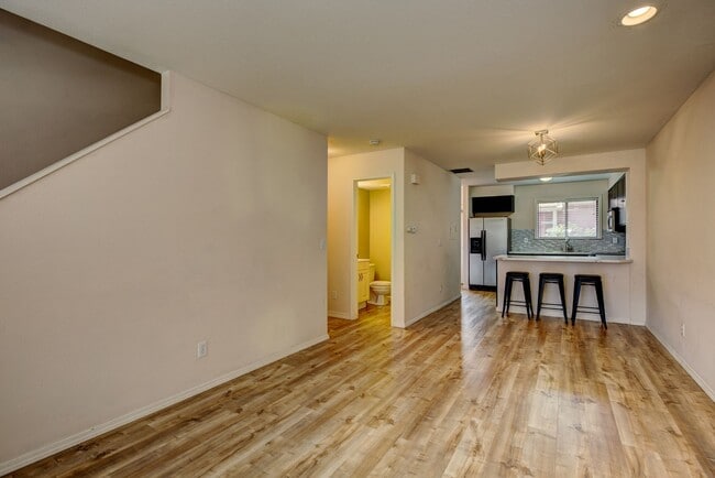 Building Photo - Central 2 bed 1.5 bath Townhouse