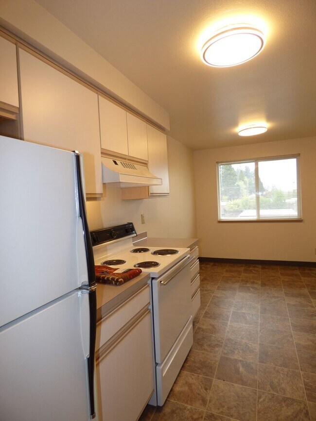 Building Photo - Rent Special: 1/2 Off June's Rent!! 1 bedroom 1 bath second level unit!