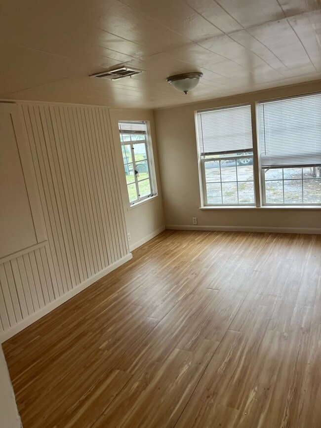 Building Photo - 1600 Breckenridge Dr