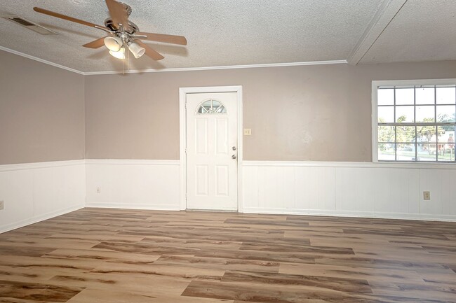 Building Photo - Cute 2 Bedroom Home