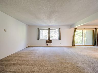 Building Photo - Natural light in this 2 bedroom 1 bath condo.