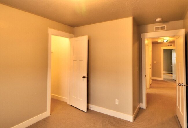 Building Photo - 7440 N Hutch Ln