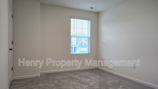 Building Photo - 14 White Hart Ct