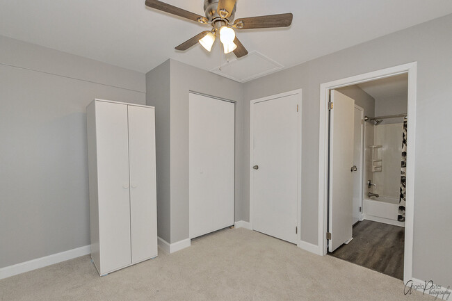 Building Photo - 511 Le Parc Cir