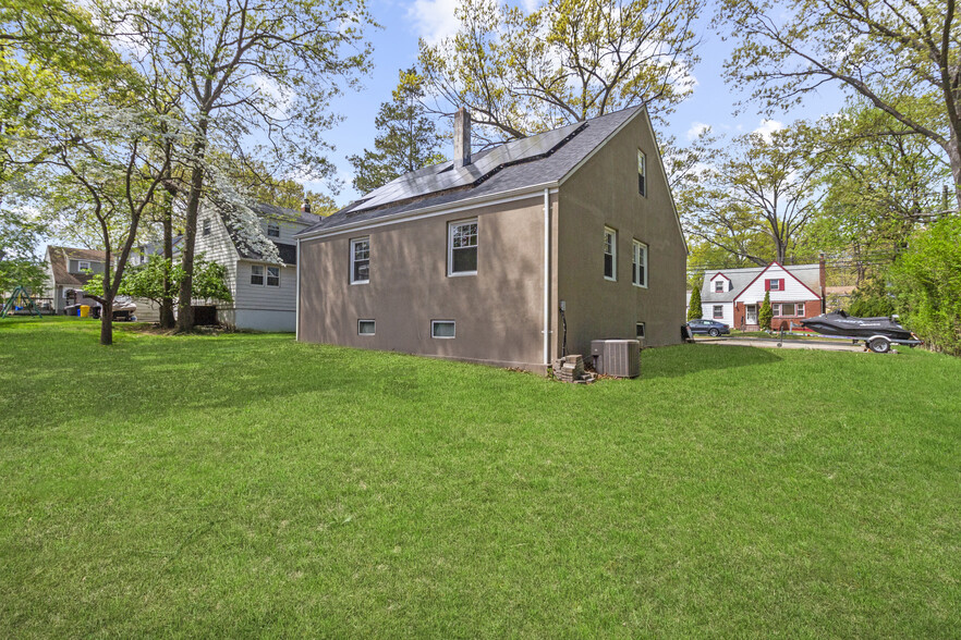 Building Photo - 132 Stuyvesant Rd