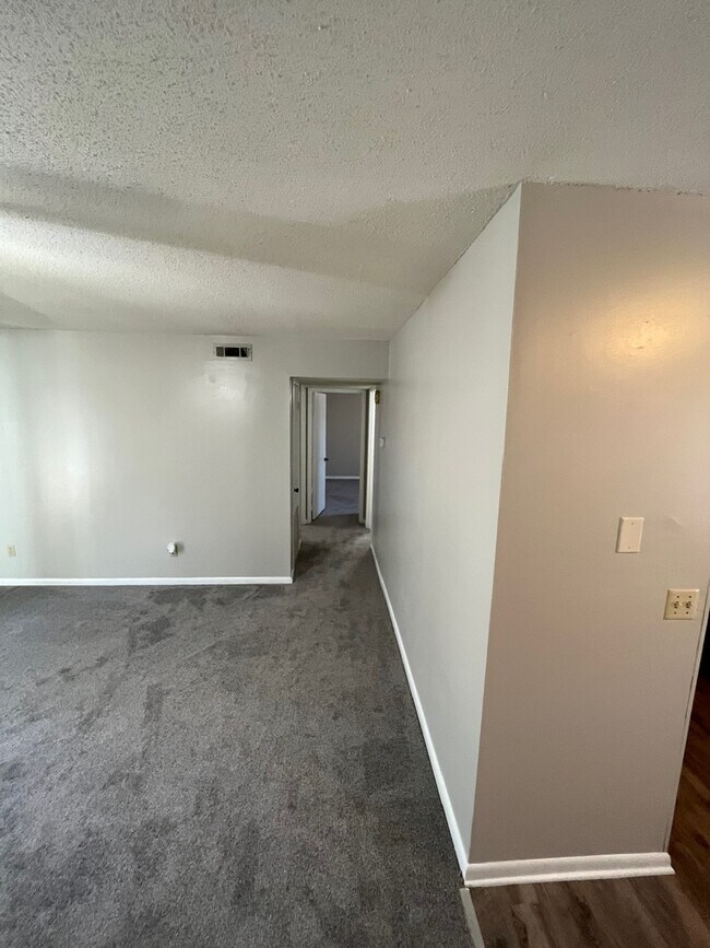 Building Photo - 300 Apache Dr