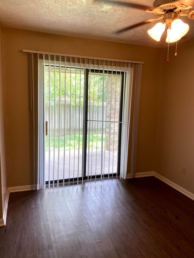 Building Photo - Cozy 2/2 Duplex Available for Prelease!