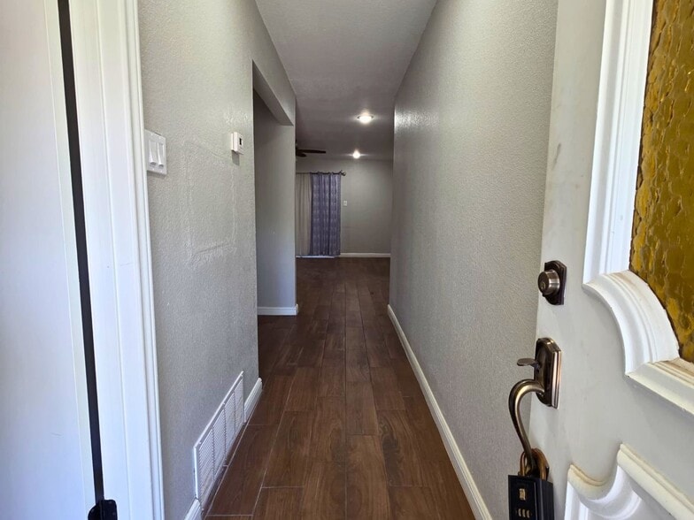 Building Photo - 209 Eller Ave