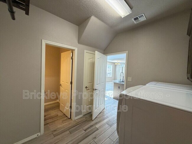 Building Photo - 7420 Tangerine Ct NE