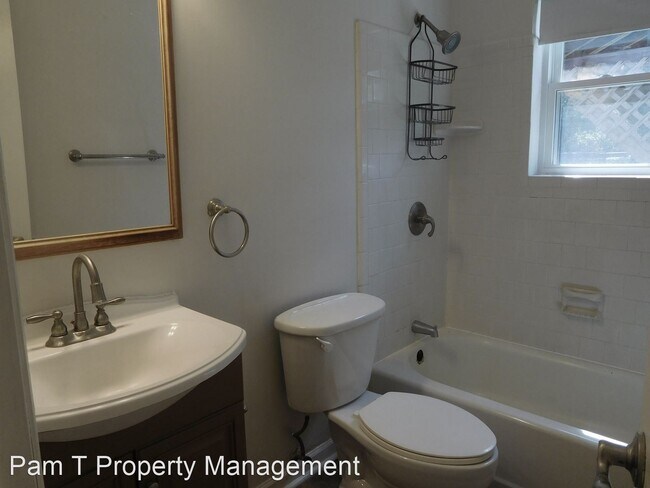 Building Photo - 3 br, 1.5 bath House - 204 Holiday Circle