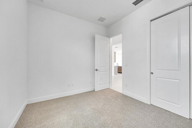 Building Photo - 13920 Vivant Dr