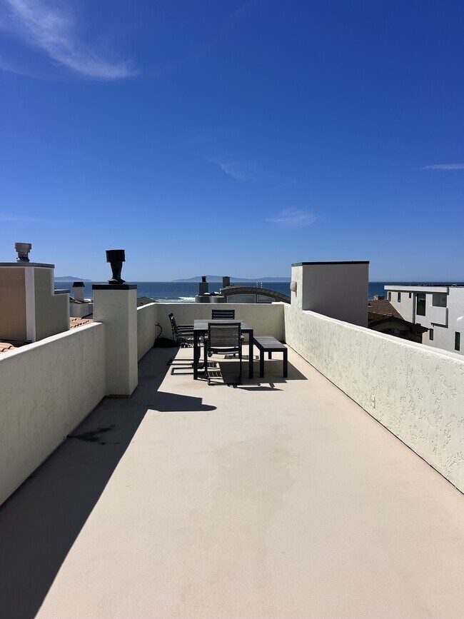 Building Photo - 3740 Ocean Dr